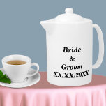 Épouse et chambre personnalisée avec date<br><div class="desc">Épouse et groom personnalisées avec théière Date. Personnalisez ce modèle avec votre photo et votre texte. Modifiez-le pour apporter d'autres modifications.</div>