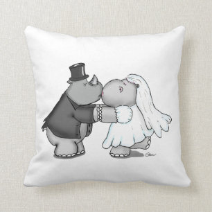 Épouser le coussin avec des jeunes mariés