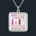 ÉQUIPE BRIDE robe de mariage marié collier de femm<br><div class="desc">Le collier présente une illustration originale d'une rangée de robes de mariée,  avec TEAM BRIDE dans une police amusante. Un grand cadeau de fête de mariée !</div>