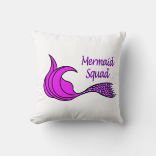 Équipe de sirène avec coussin décoratif à queue de