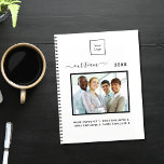 Équipe photo professionnelle blanc élégant 2023<br><div class="desc">Personnalisez et ajoutez votre propre logo d'entreprise,  photo d'équipe,  année. Arrière - plan blanc,  texte noir. Retour : votre logo et votre adresse de site web.</div>