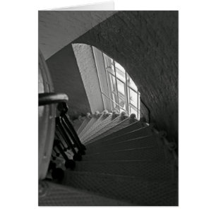 Escaliers raides vers le bas