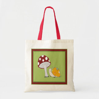 Escargot de sourire par un sac fourre-tout à