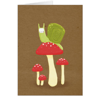 Escargot vert sur les champignons tachetés rouges
