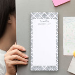 Espagnol Carrelage gris Nom personnalisé Liste d'é<br><div class="desc">Personnalisez cette liste magnétique d'épicerie et placez-la sur votre réfrigérateur. Le modèle est prêt pour vous à ajouter votre nom ou votre nom de famille, selon votre préférence. Ce design a une jolie bordure de carreaux espagnols, dans les tons gris. Le coussin dispose également de beaucoup d'espace blanc pour vous...</div>