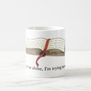 "Essayant de lire" la tasse