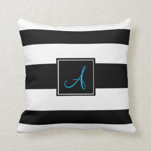 Et blanc coussin dépouillé par monogramme noir