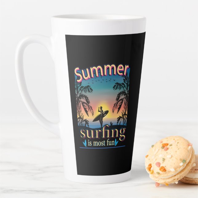 Été - Le Surf Est Le Plus Amusant Latte Mug (En situation)