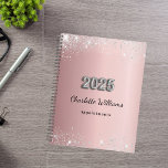 Étincelle rose pâle 2025<br><div class="desc">Un arrière - plan à dégradé rose vif décoré de faux brillants argentés Personnalisez et ajoutez un nom. Le nom est écrit en gris avec un script de style moderne écrit à la main. Parfait pour l'école, le travail ou l'organisation de votre vie personnelle/familiale.</div>