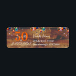 Étiquette 50th Birthday 50 Fabuleux Colorful Return Adresse<br><div class="desc">C'est un design de fête de 50 ans élégant. Ce design moderne présente des lampes à cordes colorées et un arrière - plan en bois rustique. Il a un logo de fête, qui a le message, "Samantha 50 and Fabulous" avec tendance typographie orange et blanc, et espace pour vous d'ajouter...</div>