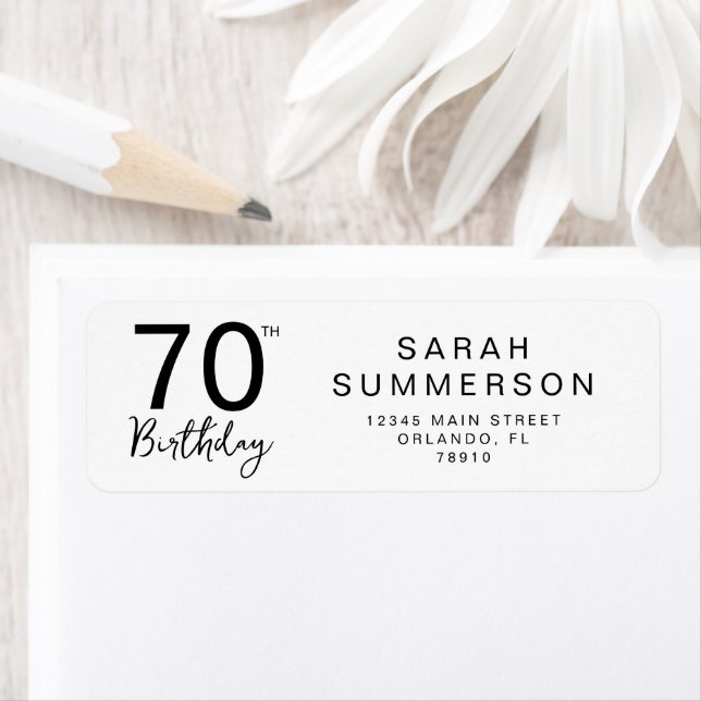 Étiquette 70e Anniversaire Minimal Noir Blanc Script Adresse (En situation)