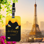 Étiquette À Bagage Abeilles noires joyeux bosse abeilles doux miel mo<br><div class="desc">Un arrière - plan noir chic décoré de miel doré dégoulinant. Le texte : Bee Happy avec un script de style en lettres d'or avec des swashes. Personnalisez et ajoutez votre nom.</div>