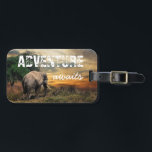 Étiquette À Bagage "Adventure Await" Thaïlande Elephant<br><div class="desc">Une photo spectaculaire d'un éléphant dans les contreforts himalayens de la Thaïlande fournit à l'arrière - plan le message "Adventure Awaits" en caractères blancs en détresse et écriture manuscrite. Une inspiration pour les voyageurs et les demandeurs d'emploi.</div>