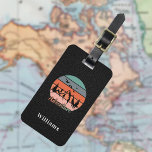 Étiquette À Bagage Adventure retro montagnes texture cuir noir<br><div class="desc">Impression en faux cuir noir comme arrière - plan. Décoré avec une image de style rétro avec montagnes,  arbres et oiseaux. Avec le texte : Aventure. Personnalisez et ajoutez votre nom sur le devant. Vos coordonnées au verso.</div>