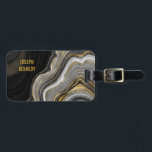 Étiquette À Bagage Agate tendance Noir et Or Personnalisé<br><div class="desc">Marque à bagages agate noir et or tendance que vous pouvez personnaliser avec votre nom. Ce design élégant présente une tranche d'agate aux lignes marbrées dans les tons noir, gris et or. Le modèle est configuré pour que vous puissiez ajouter votre nom en caractères gras. Veuillez consulter notre magasin pour...</div>
