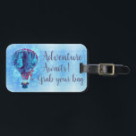Étiquette À Bagage Aquarelle Hot Air Balloon Adventure Atattend<br><div class="desc">Whimsical aquarelle montgolfière et la typographie moderne citent "Adventure Await,  attrape ton sac"</div>