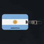 Étiquette À Bagage Argentine Nationale Drapeau Patriotique<br><div class="desc">Argentine Drapeau national Bagage patriotique Tag avec le drapeau argentin imprimé sur l'un des côtés du tag. Le nom du pays écrit avec la police vibrante est intégré dans la conception du fond. Le texte est entièrement personnalisable à l'aide de la fonction "Customiser !". L'autre côté de la balise est...</div>