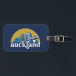 Étiquette À Bagage Auckland New Zealand Vintage City Skyline<br><div class="desc">Design urbain vintage et rétro avec une belle skyline, attraction touristique et art urbain. gratte-ciel Cool et silhouette de construction merchandises pour touristes et voyageurs. Parfait comme souvenir à rapporter lors de votre voyage. Enregistrez la mémoire de votre voyage et de vos vacances en famille et entre amis. La couleur...</div>