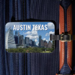 Étiquette À Bagage Austin Texas City Skyline Photographie<br><div class="desc">Cette étiquette à bagages Austin Texas moderne dispose d'un beau ciel bleu et de nuages au-dessus de la ligne d'horizon de la ville. Tous les nouveaux bâtiments contre les beaux arbres verts qui incarnent la beauté du centre-ville urbain et la nature des lieux. Un cadeau de séjour idéal pour un...</div>