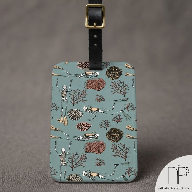 Étiquette À Bagage Balise de bagage (This Skeleton Scuba Divers Coral Luggage Tag features hand-drawn scuba diver art.)