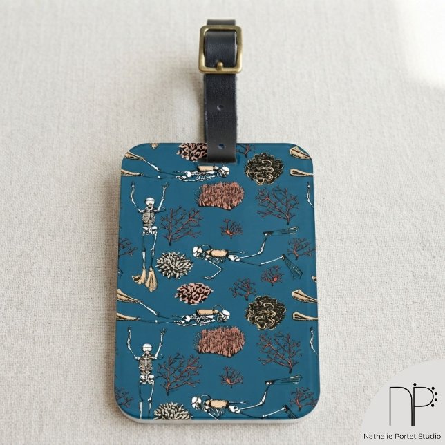 Étiquette À Bagage Balise de bagage (This Navy Blue Skeleton Scuba Diver Coral Monogram Luggage Tag features hand-drawn navy ocean art.)