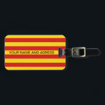 Étiquette À Bagage Balise de bagage avec drapeau de Catalogne<br><div class="desc">Montrez votre fierté catalane partout où vous voyagez avec ce bagage audacieux et patriotique avec le drapeau de la Catalogne ! Conçu avec les rayures rouge et jaune vibrantes de l'emblématique Senyera, ce bagage tag se démarque instantanément sur les carrousels de bagages et permet d'identifier vos effets personnels rapidement et...</div>