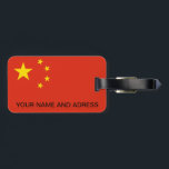 Étiquette À Bagage Balise de bagage avec drapeau de la Chine<br><div class="desc">Identifiez facilement vos bagages avec notre étiquette de bagage distinctive qui porte le drapeau de la Chine ! Réalisée avec soin dans les détails, cette étiquette à bagages affiche fièrement l'emblématique drapeau rouge de la Chine. Le drapeau est orné d'une grande étoile jaune doré dans l'angle supérieur du côté du...</div>