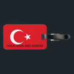 Étiquette À Bagage Balise de bagage avec Drapeau de Turquie<br><div class="desc">Ajoutez un flair distinctif à votre décor de maison ou de bureau avec notre horloge murale élégante avec le drapeau de la Turquie! Réalisée avec une attention minutieuse aux détails, cette horloge murale est plus qu’un simple outil d’horlogerie, c’est une célébration du patrimoine turc et de la fierté nationale. Le...</div>