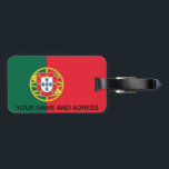 Étiquette À Bagage Balise de bagage avec drapeau du Portugal<br><div class="desc">Ajoutez une touche de fierté portugaise à vos objets de voyage grâce à cette étiquette de bagages élégante arborant le drapeau du Portugal ! Réalisée avec une attention minutieuse aux détails, cette étiquette à bagages est plus qu'un simple accessoire pratique, c'est une célébration du patrimoine portugais et de l'identité nationale....</div>