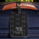 Étiquette À Bagage Balise de bagage de monogramme de police gras<br><div class="desc">monogramme moderne et élégant à lettre simple avec police de script pour nom. Tout le texte est réglable. Idéal pour de nombreuses utilisations différentes. Police initiale gras gras gras gras et nom de famille jeu monogrammed. Idéal pour les fêtes de jardin, le camping, les soirées de jeux d'été, les collecteurs...</div>