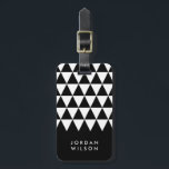 Étiquette À Bagage Balise de bagage minimaliste moderne noir blanc tr<br><div class="desc">Voyagez dans le style avec cette étiquette minimaliste personnalisée avec un motif géométrique triangulaire blanc moderne contre un arrière - plan noir. Personnalisez cette balise avec vos informations et pour plus d'options comme changer la police et sa taille cliquez sur le bouton "Customiser". *Veuillez noter que le filigrane Zazzle qui...</div>