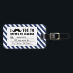 ÉTIQUETTE À BAGAGE BALISE DE BAGAGES DE MUSTACHE FUNNY | BLEUE STRIPE<br><div class="desc">BALISE DE BAGAGES DE MUSTACHE FUNNY. MUSTACHE NOIRE AVEC MOTIF BLEUE ET BLANC STRIPES. "JE VOUS MUSTACHE DE RETOURNER MES BAGAGES". MOVIEFUN© Pour d'autres couleurs de moustache ou de bandes arrière - plans motif veuillez contacter le magasin.</div>