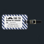 ÉTIQUETTE À BAGAGE BALISE DE BAGAGES DE MUSTACHE FUNNY | BLEUE STRIPE<br><div class="desc">BALISE DE BAGAGES DE MUSTACHE FUNNY. MUSTACHE NOIRE AVEC MOTIF BLEUE ET BLANC STRIPES. "JE VOUS MUSTACHE DE RETOURNER MES BAGAGES". MOVIEFUN© Pour d'autres couleurs de moustache ou de bandes arrière - plans motif veuillez contacter le magasin.</div>