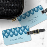 Étiquette À Bagage Balise de déplacement géométrique de fond bleu élé<br><div class="desc">Restez élégant en voyageant avec cette étiquette de bagage qui présente un motif géométrique unique en forme de larme dans les tons bleus. Personnalisez cette balise avec vos informations et pour plus d'options comme changer la police et sa taille cliquez sur le bouton "Customiser". *Veuillez noter que le filigrane Zazzle...</div>