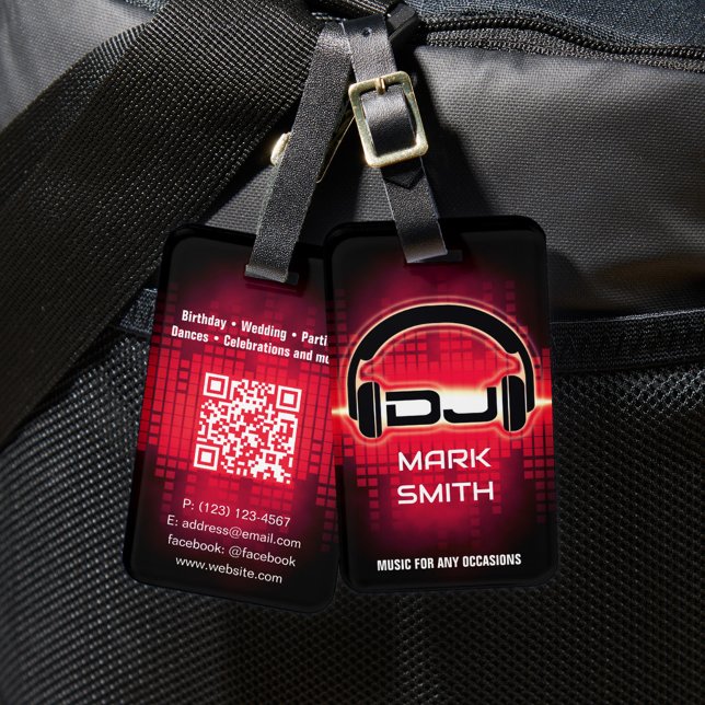 Étiquette À Bagage Balise DJ Modern Red Luggage avec code QR (Créateur téléchargé)