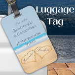 Étiquette À Bagage Balise Lune de miel Blue Beach<br><div class="desc">Vibes lune de miel poussiéreux Blue Beach avec 2 Coeurs dans le sac à bagages de sable</div>