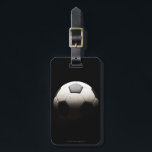 Étiquette À Bagage Balle de football 3<br><div class="desc">Boule de football dans l'ombre | Thomas Northcut | AssetID : sb10066898d-001</div>