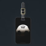 Étiquette À Bagage Balle de football 3<br><div class="desc">Boule de football dans l'ombre | Thomas Northcut | AssetID : sb10066898d-001</div>