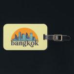 Étiquette À Bagage Bangkok Thaïlande Retro City Skyline Cityscape Art<br><div class="desc">Design urbain vintage et rétro avec une belle skyline, attraction touristique et art urbain. gratte-ciel Cool et silhouette de construction merchandises pour touristes et voyageurs. Parfait comme souvenir à rapporter lors de votre voyage. Enregistrez la mémoire de votre voyage et de vos vacances en famille et entre amis. La couleur...</div>