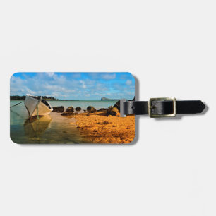 Étiquette À Bagage Bateau de pêche sur une plage mauricienne avec îlo
