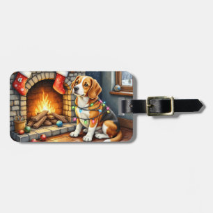 Étiquette À Bagage Beagle assis près de la cheminée avec des lumières