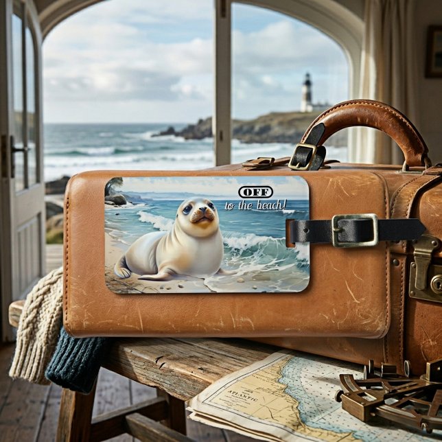 Étiquette À Bagage Bébé phoque mignon en vacances à la plage (Adorable luggage tag featuring a sweet baby seal pup basking in the surf.)