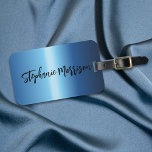 Étiquette À Bagage Bleu nuit Métallo minimaliste Chic Script tendance<br><div class="desc">Un design personnalisé branché avec un arrière - plan métallique bleu nuit avec votre nom écrit dans un script moderne. Le texte est entièrement personnalisable.</div>