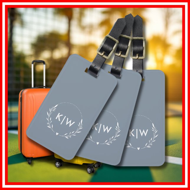 Étiquette À Bagage Bleu Poussiéreux et Blanc | Monogramme Initiales M (Dusty Blue and White | Modern Initials Monogram Luggage Tag)