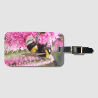 Étiquette À Bagage Bourdon sur fleurs roses