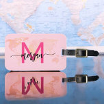 Étiquette À Bagage Carte du monde du voyage Hot Pink Nom du monogramm<br><div class="desc">Voyagez avec style avec notre Hot Pink World Traveler Map Monogramme Nom Bagage Balise! Doté d'un design rose vif et d'un arrière - plan de carte du monde, ce tag est personnalisé avec votre nom et monogramme dans une police chic. Parfait pour identifier vos bagages rapidement et facilement, il combine...</div>