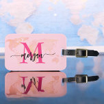 Étiquette À Bagage Carte du monde du voyage Hot Pink Nom du monogramm<br><div class="desc">Voyagez avec style avec notre Hot Pink World Traveler Map Monogramme Nom Bagage Balise! Doté d'un design rose vif et d'un arrière - plan de carte du monde, ce tag est personnalisé avec votre nom et monogramme dans une police chic. Parfait pour identifier vos bagages rapidement et facilement, il combine...</div>
