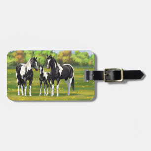 Étiquette À Bagage Chevaux De Peinture De Pinto Noir En Pâturage Été