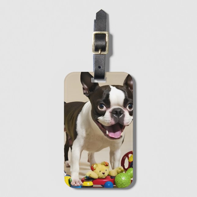 Étiquette À Bagage Chien de Boston Terrier jouant avec des jouets (Devant Vertical)