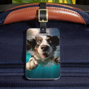 Étiquette À Bagage Chien Excité Nageant Sous L'eau Design